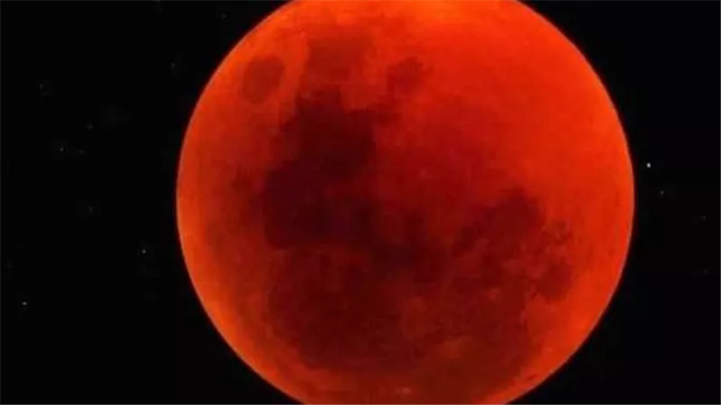 لن يتكرر إلا في 2025.. خسوف القمر يزين السماء وهذه أماكن مشاهدته