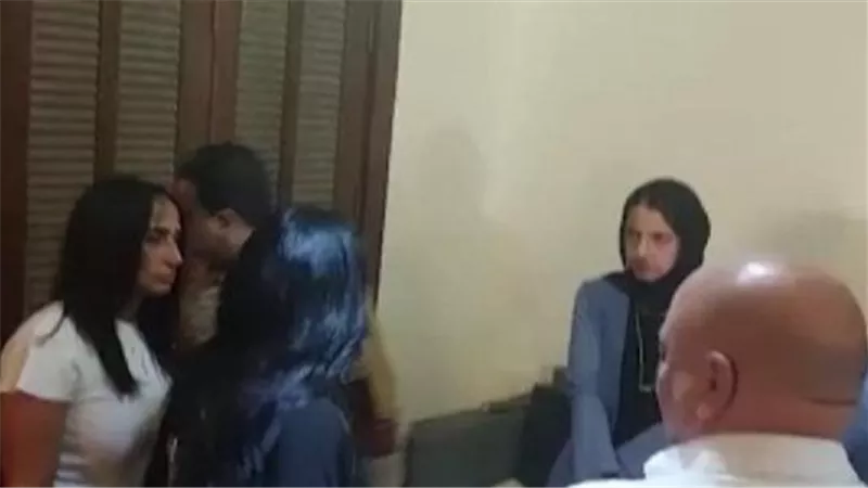 صرخت في وجهه.. لحظة طرد سمية الخشاب لعامل النظافة من لوكيشن التصوير | فيديو
