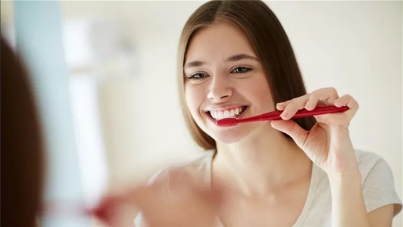 فوائد لن تتوقعها.. ماذا يحدث لجسمك عند شرب الماء قبل تنظيف أسنانك؟
