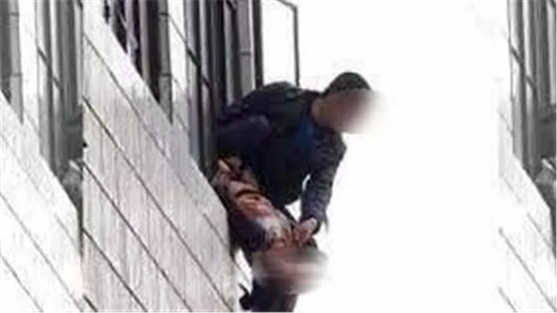 تفاصيل مثيرة.. صياد يلقي زوجته من شرفة المنزل في الدقهلية 