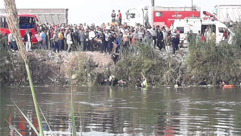 الوفيات وصلت 20..لقطات وتفاصيل صادمة عن سقوط ميني باص بالرياح التوفيقي في الدقهلية | شاهد