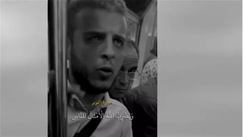 أشعل السوشيال ميديا.. حكاية شاب كفيف فاجأ ركاب المترو بجمال صوته | شاهد