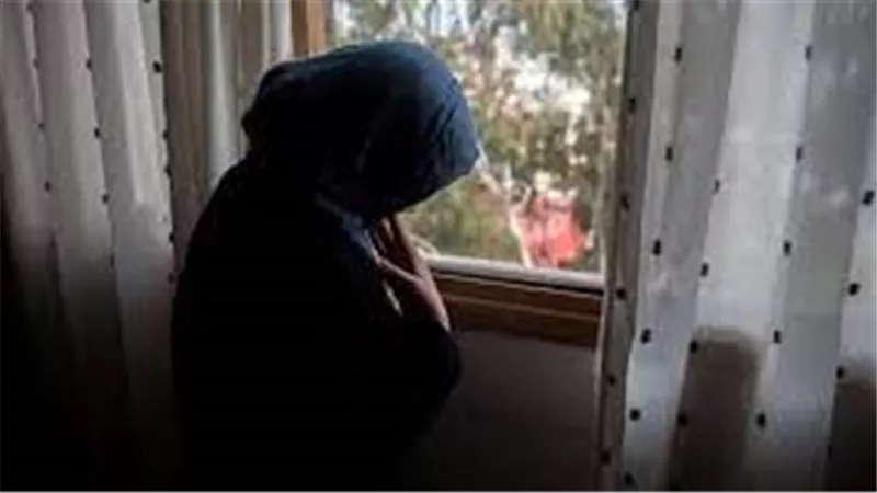 بيضعف قدام العباية السودا.. أربعينية في محكمة الأسرة: جوزي عينه زايغة