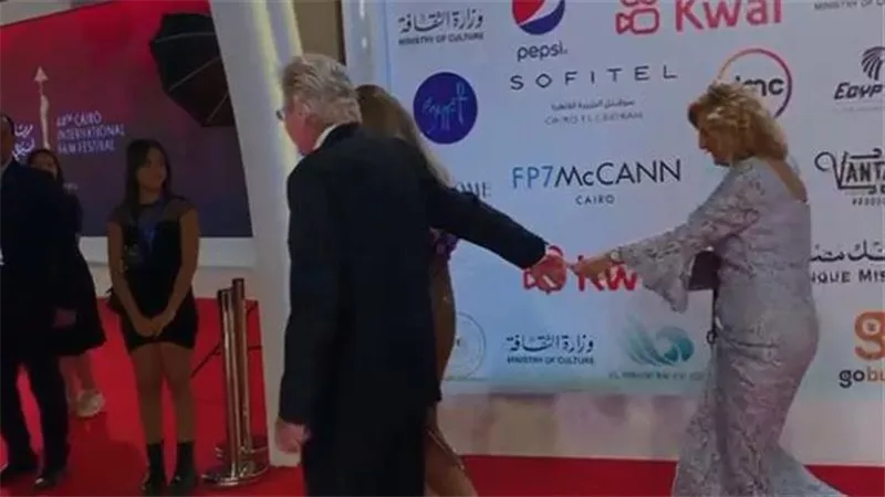 في حفل افتتاح مهرجان القاهرة..حسين فهمي يُحرج بوسي شلبي على السجادة الحمراء