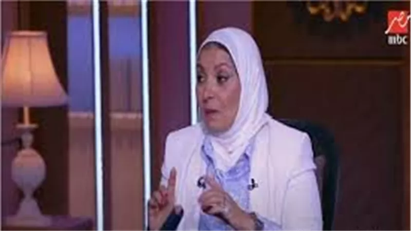 هبة قطب تجيب على سؤال محرج من عمرو أديب: الرجل لو اتجوز واحدة صغيرة بتخليه شباب على طول ؟ | فيديو
