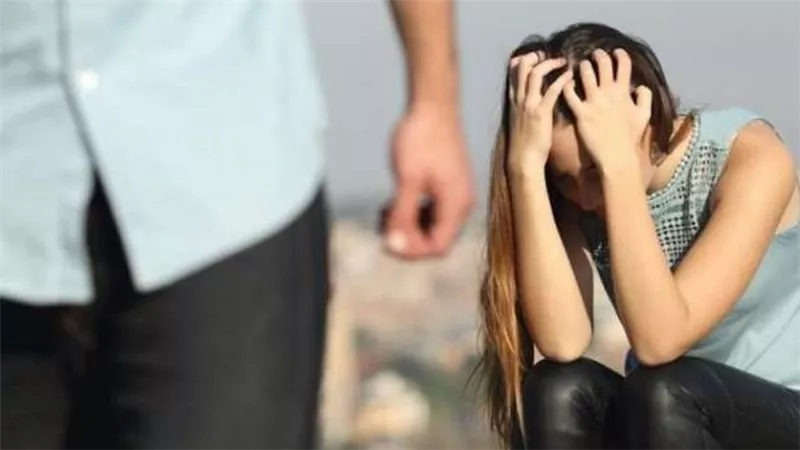 خدني سلّمة عشان يكمّل مع أختي.. زوجة أمام قاضي الأسرة: صاحبتي شافتهم 