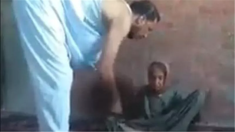 اعدلي رجليكي.. فيديو صادم لشاب يعذب أمه في الشرقية | شاهد
