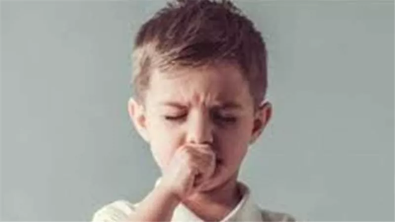 أبرز الأعراض.. كيف تفرق بين الفيروس المخلوي التنفسي ودور البرد العادي؟ 