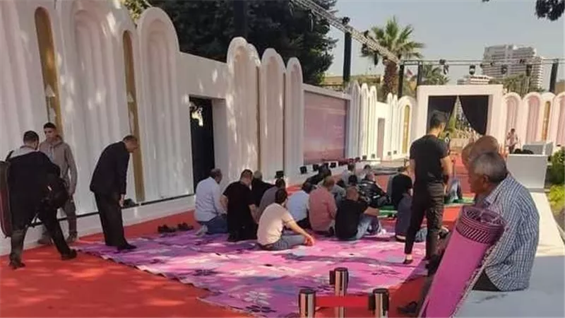  أقاموا الصلاة على ريد كاربت مهرجان القاهرة السينمائي.. حكاية فيديو قلب السوشيال ميديا | شاهد