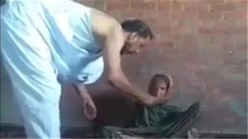فيديو مأساوي..تفاصيل القبض على المتهم بتعذيب والدته في الشرقية | شاهد