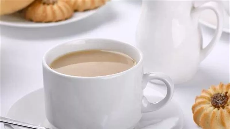 طبيب يحذر.. كوارث صحية لتناول الشاي باللبن على الريق