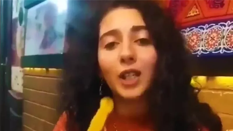 آخرك دمعتين والشيشة أرجل منك.. إسكندرانية تنتقم من حبيبها بفيديو صادم على فيسبوك | شاهد