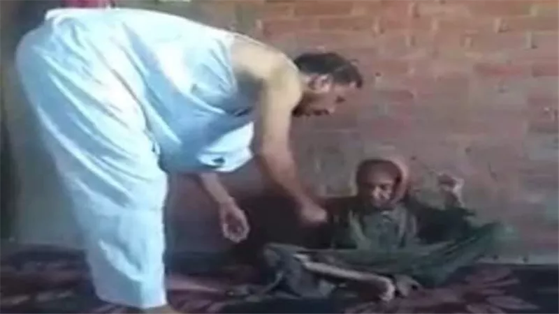 تفاصيل جريمة الابن العاق.. زوجته صورته أثناء تعديه على والدته للانتقام منه 