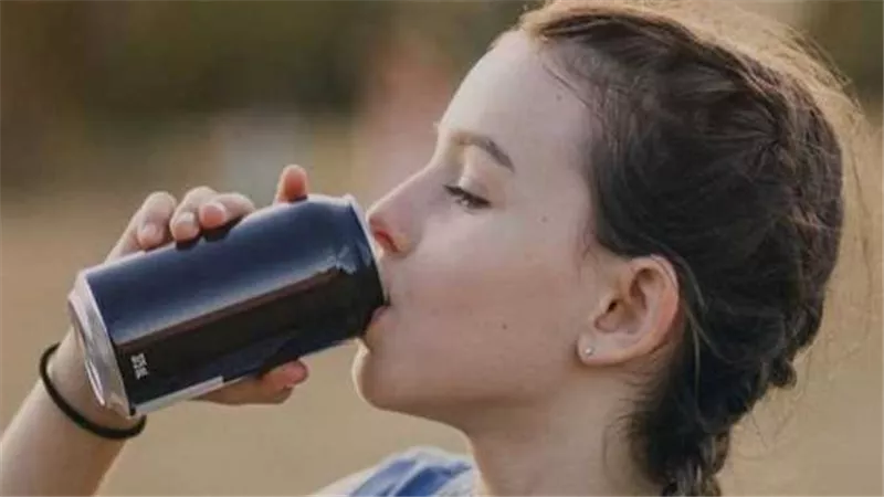 تسبب تسمم وغيبوبة.. طبيب أمراض قلب يحذر من مشروبات الطاقة | فيديو