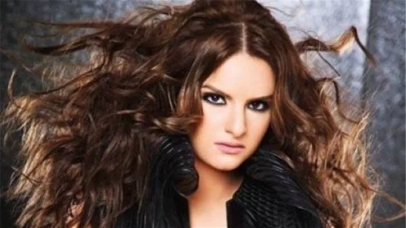 حسناء كليبات زمان.. شاهد كيف تغير ملامح شيماء سعيد بعد ارتدائها الحجاب