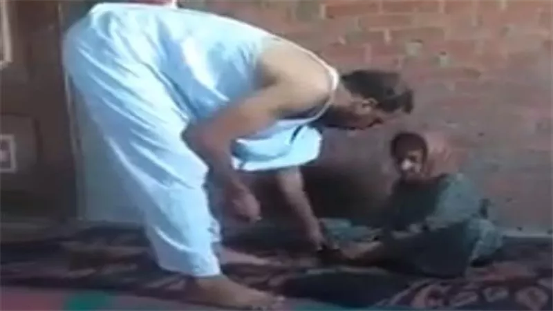 مراتي بتنتقم مني.. اعتراف صادم للمتعدي على والدته المسنة بالشرقية