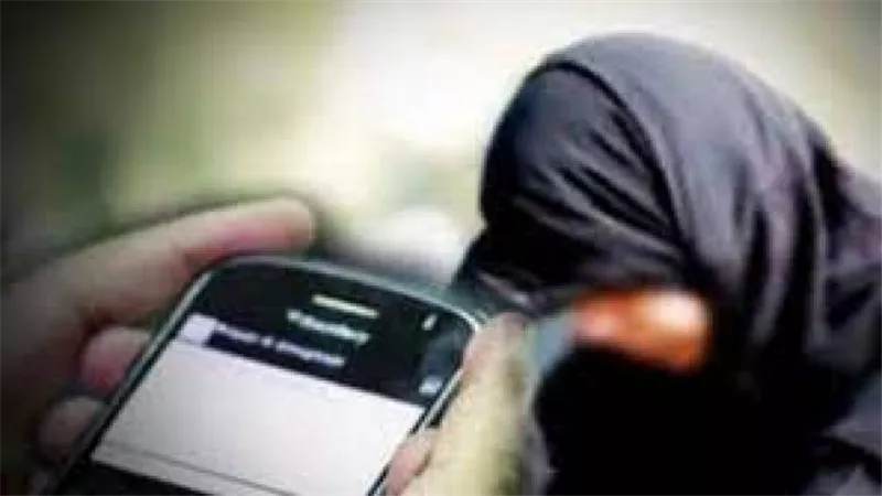 صور ومقاطع فاضحة.. تفاصيل إحالة هاكرز ابتز شاب وفتاة إلى الجنايات
