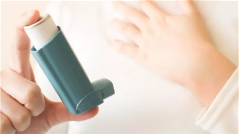 انتظر 10 ثوان قبل التنفس.. الطريقة الصحيحة لاستخدام بخاخ الربو | شاهد