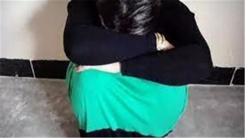 بلاغ للنيابة ودعوى طلاق.. زوجة أمام محكمة الأسرة: بيصورني لأصحابه