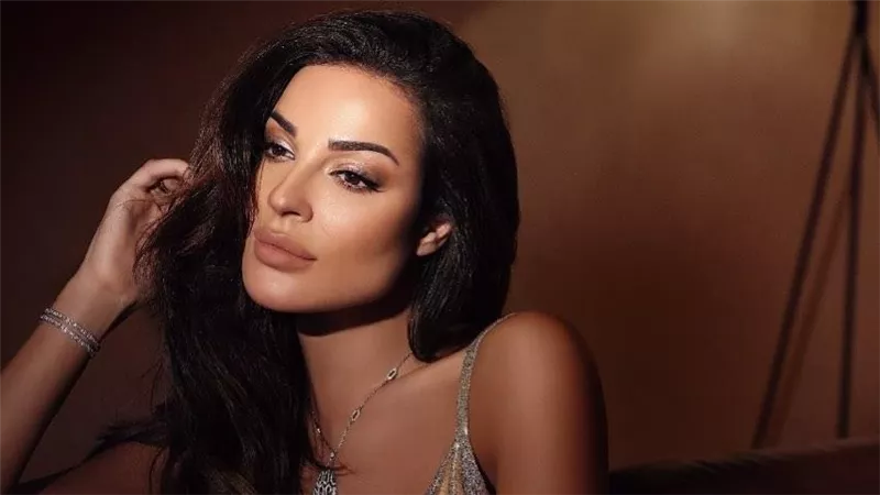 أنا حرة بحياتي.. هجوم ناري من نادين نسيب نجيم على شخص صورها مع شاب | فيديو