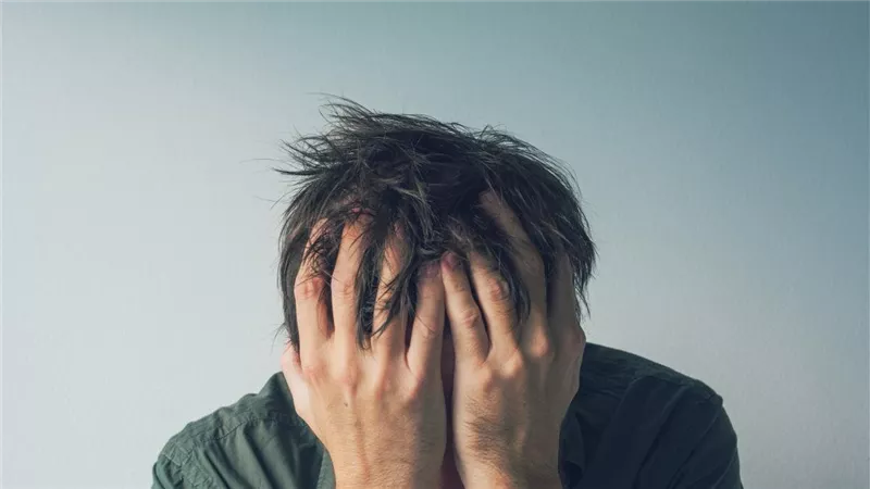 6 أسباب تجعلك تتوقف عنها.. عادة خطيرة نفعلها جميعا في المرحاض