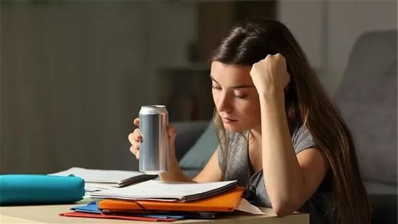 بعيدا عن حالتك الصحية.. أطعمة ومشروبات تسبب الصداع