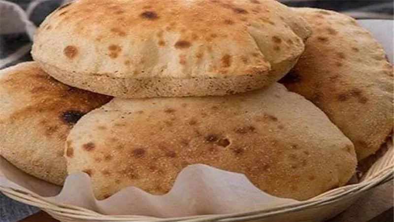 هذا ما يحدث للجسم.. طبيبة تحذر من تسخين العيش البايت على النار مباشرة