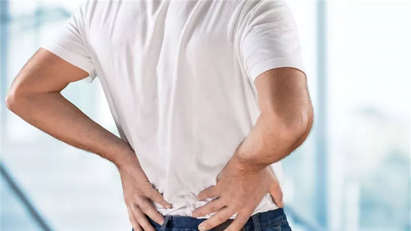 احذر الانحناء المتكرر.. 4 عادات خاطئة يفعلها الناس يوميا تسبب آلام الظهر