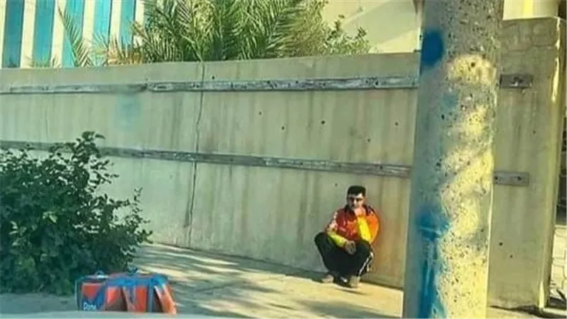 أبكت السوشيال ميديا.. حكاية صورة عامل الدليفري الحزينة على فيسبوك | شاهد