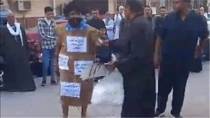 وضع لافتات على جسده وتعاطف معه الجميع.. مجذوب الشرقية يستغيث لعلاج شقيقه | فيديو