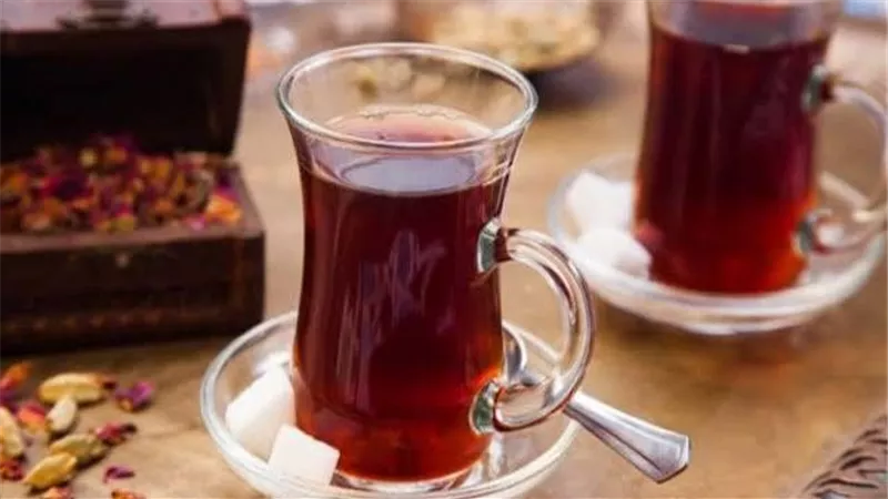 مزاج المصريين في خطر.. جنون في أسعار الشاي بالأسواق وهذا رد الشركة المُصنعة