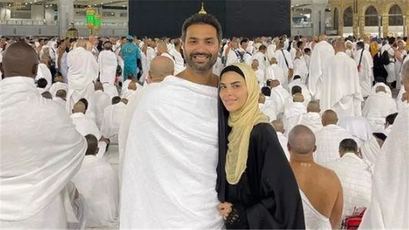 العمرة باظت..علقة ساخنة من كريم فهمي لشاب في الشارع لهذا السبب
