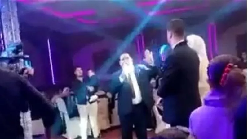 قدام المعازيم.. أبّ يطلّق زوجته في الميكروفون ليلة زفاف ابنته بدمياط 