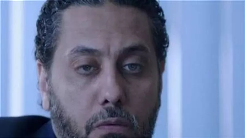 قاعد على الكنبة.. القصة الكاملة لحادث الفنان تامر فرج