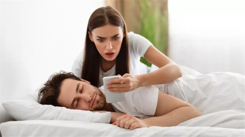 المفتي يحسم الجدل..هل يجوز للمرأة تفتيش هاتف زوجها؟ | فيديو