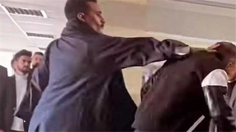 عيب شيل الفيديو.. هجوم ناري من الجمهور على محمد رمضان بعد صفع كومبارس | شاهد