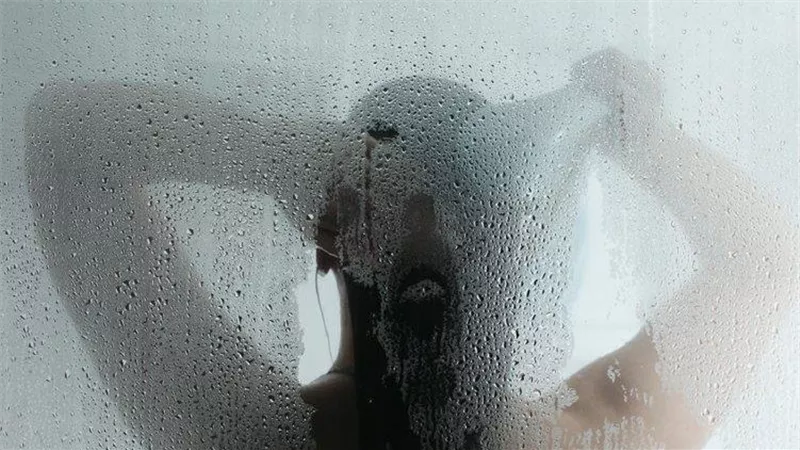 5 تأثيرات.. كيف يهدد الاستحمام بالماء الساخن صحتك؟