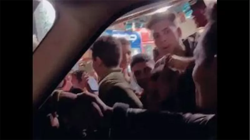 أنا راجل منياوي..ماذا فعل الجمهور مع محمد رمضان أثناء توقف حركة المرور؟ | فيديو