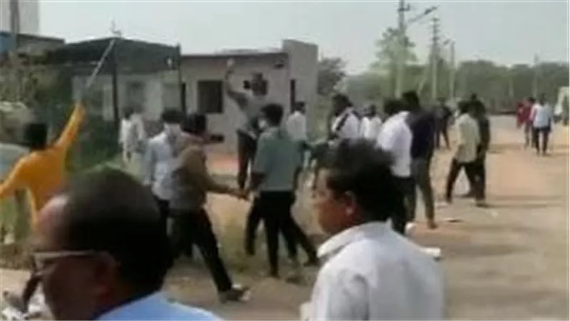 لقطات مثيرة.. رفضت الزواج منه فاستأجر 40 رجلا وخطفها والجيران يوثقون الواقعة بالتصوير | فيديو