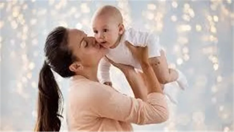انتبه.. هذا ما يحدث للطفل إذا قبلته من شفتاه 