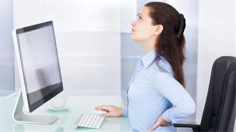 تهدد صحتك أكثر من التدخين.. احذر هذه العادة الخطيرة أثناء الجلوس 