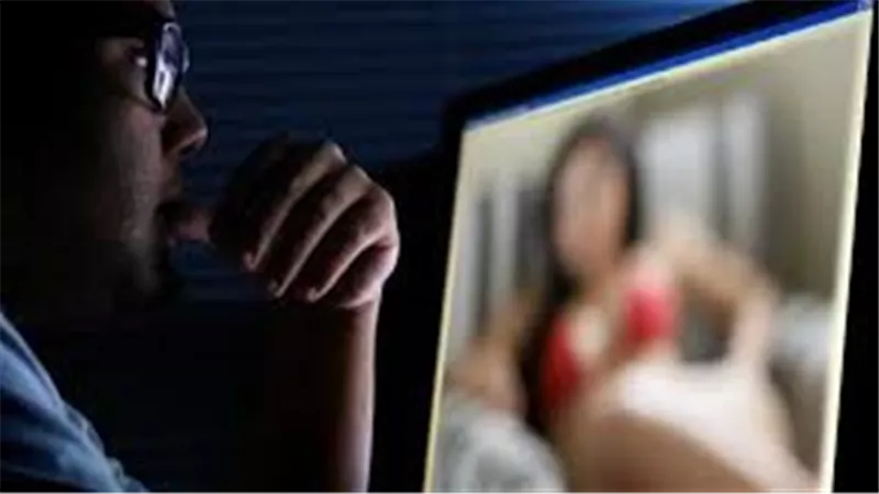 احنا الاتنين قلعنا..اعترافات مثيرة لأكبر مروج محتوى إباحي بمصر مع طالبة