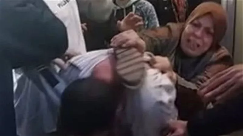 استغل الزحمة وعمل عملته.. تفاصيل علقة ساخنة من أهالي الإسكندرية لمتحرش ميامي | فيديو