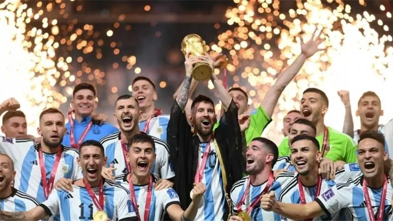  ارتداها أثناء رفع كأس العالم.. سعر صادم لـ عباءة ميسي القطرية