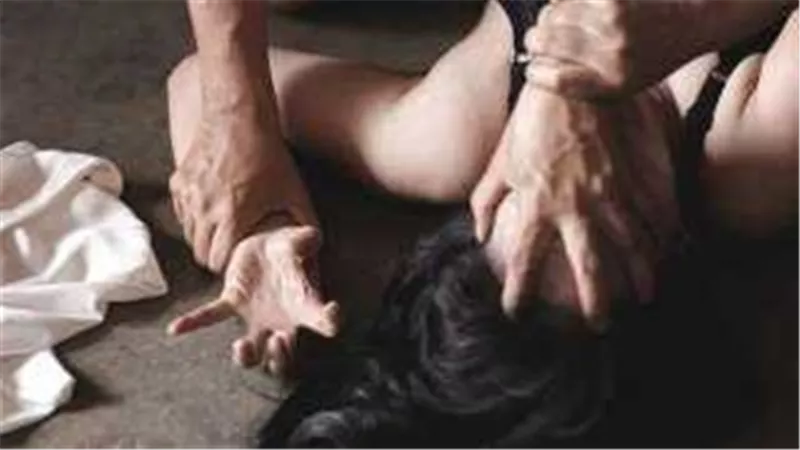 متجوزين عرفي وعاشرها معاشرة الأزواج.. البوابة راحت تعمل محضر لقت بنتها وعشيقها في القسم 