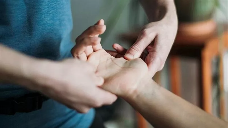احذر منها.. تعرف على أسباب تورم الأصابع