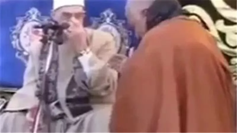 ظهر كأنه يتراقص.. فيديو لـ قارئ إذاعي شهير يثير غضبًا أثناء تلاوة القرآن | شاهد