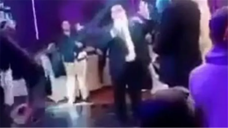 أراد كيدي في الفرح.. أم عروس دمياط تفجر مفاجأة صادمة عن طلاقها في حفل زفاف ابنتها
