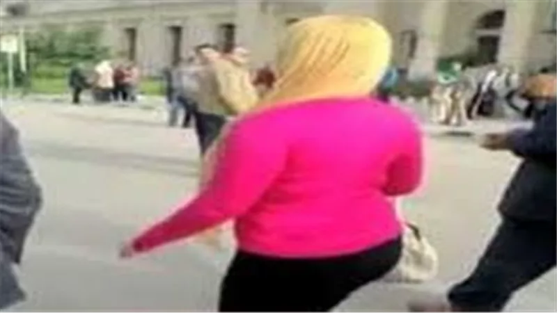 صرخت ولمت عليه الناس.. راقصة تطارد شخصا تحرش بها في الشارع 