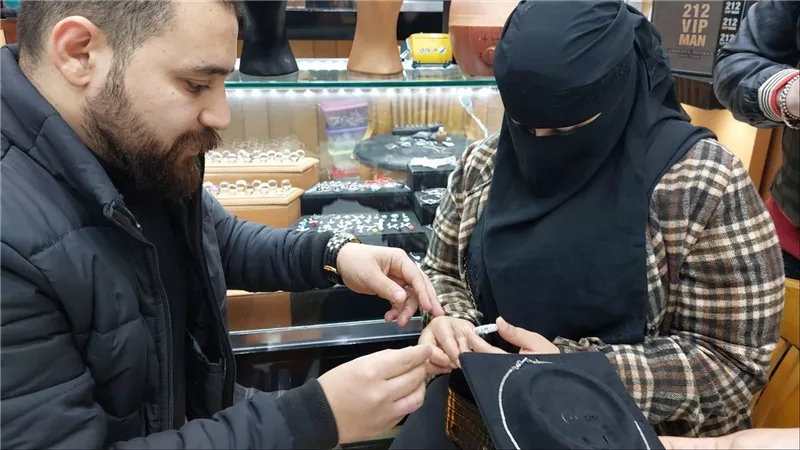 أشعلت السوشيال ميديا.. حكاية أول عريس في مصر يخطب فتاة بشبكة فضة | شاهد